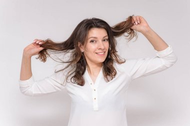 güzel kız beyaz bir arka planda farklı pozlar