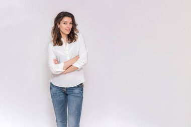 güzel kız beyaz bir arka planda farklı pozlar