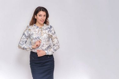 güzel kız beyaz bir arka planda farklı pozlar