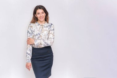 güzel kız beyaz bir arka planda farklı pozlar