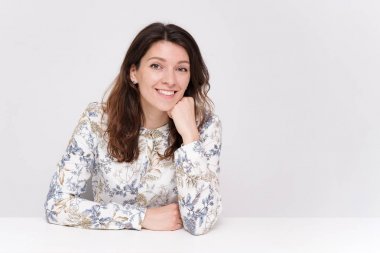 farklı pozlar bir masada oturan güzel kız