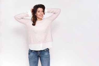 güzel kız beyaz bir arka planda farklı pozlar