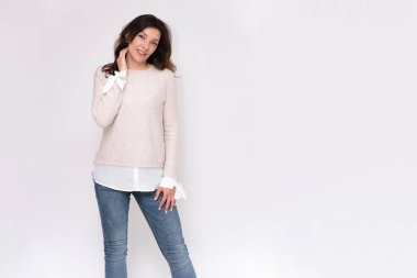 güzel kız beyaz bir arka planda farklı pozlar