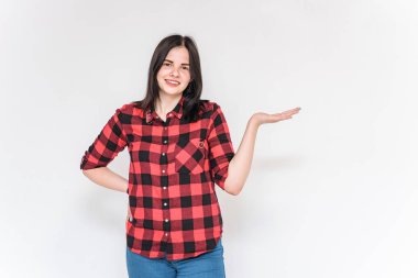 Beyaz bir arka planda farklı pozlar güzel genç esmer kız