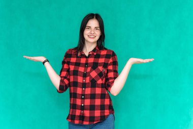 farklı pozlar yeşil bir arka plan üzerinde güzel genç esmer kız