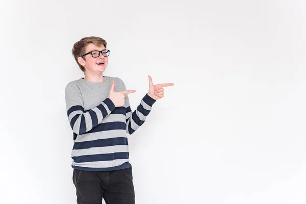 Adolescente Poses Diferentes Fundo Branco Mostrando Emoções Diferentes — Fotografia de Stock