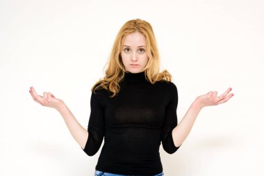 Yanlış anlama gösterilen beyaz zemin üzerine güzel bir sarışın kız portresi.