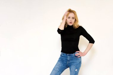 Sürpriz ve zevk gösteren beyaz zemin üzerine güzel bir sarışın kız portresi.