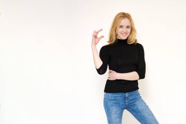 Çok az gösterilen beyaz zemin üzerine güzel bir sarışın kız portresi