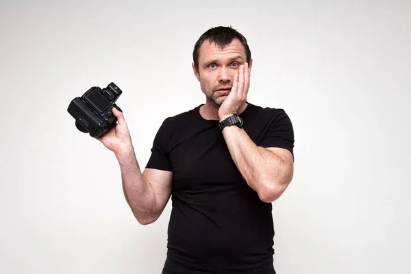 Retrato de um fotógrafo bonito em um fundo branco — Fotografia de Stock