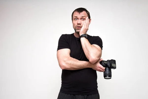 Retrato de um fotógrafo bonito em um fundo branco — Fotografia de Stock