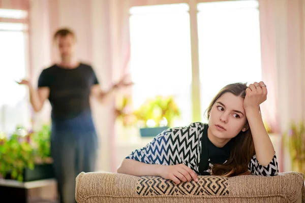Family quarrel between father and daughter of a teenager — Stock Photo, Image