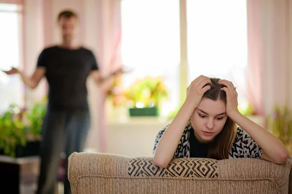 Family quarrel between father and daughter of a teenager — Stock Photo, Image