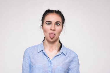 Duygular gösterilen gri arka plan üzerinde güzel bir esmer kız portresi