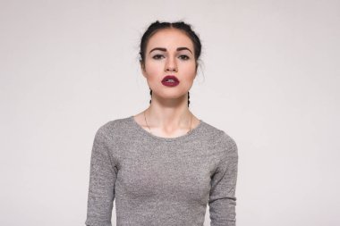 Beyaz bir arka plan üzerinde güzel bir ciddi esmer kız portresi