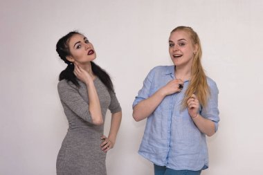 Gri arka planda gösterilen duygular iki kız kız portre.