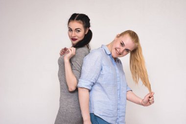 Gri arka planda gösterilen duygular iki kız kız portre.