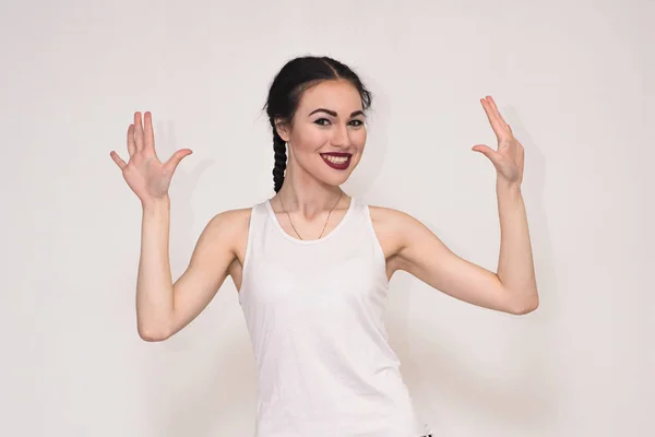 Retrato de una joven morena hermosa y feliz sobre un fondo blanco . — Foto de Stock