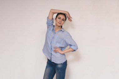 Duygular gösterilen gri arka plan üzerinde güzel bir esmer kız portresi