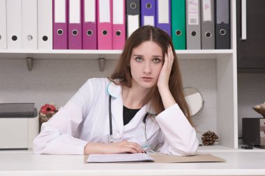 Kadın doktor masada portresi