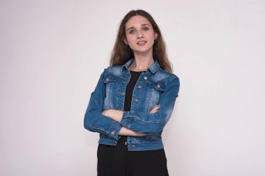 Bir kot ceket gri bir arka plan üzerinde güzel bir esmer kız portresi