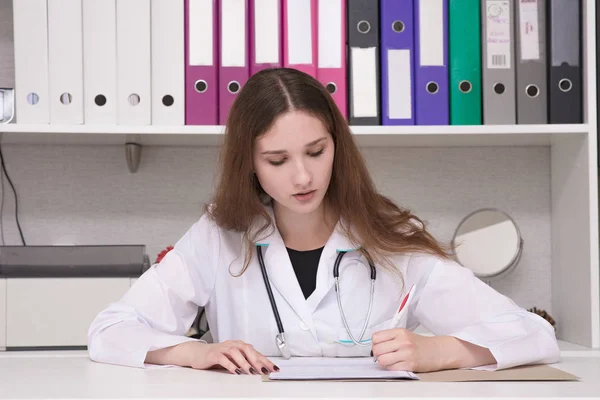 Ritratto di una dottoressa a tavola — Foto Stock