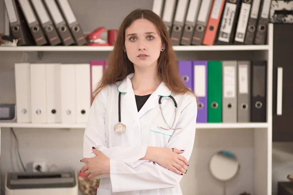 Retrato de uma menina médica ouvindo um paciente no escritório — Fotografia de Stock