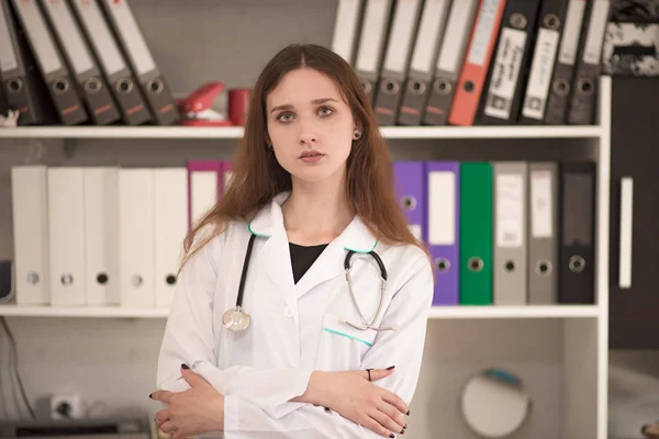 Πορτρέτο του ένα κορίτσι γιατρός ακούει έναν ασθενή του στο γραφείο — Φωτογραφία Αρχείου