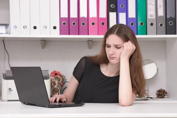 Portret van mooie brunette meisje in kantoor werken met laptop aan tafel — Stockfoto