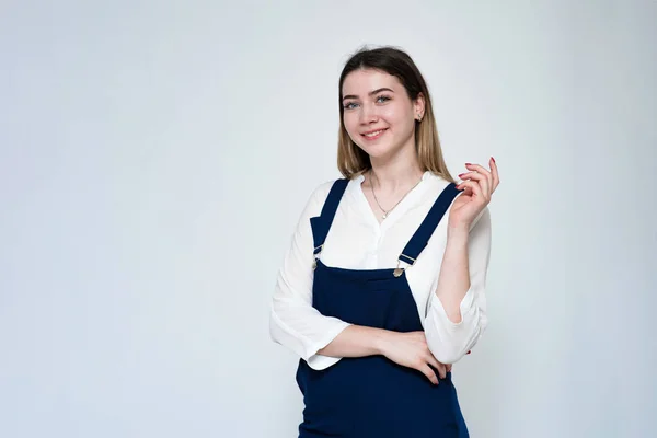 Porträt eines schönen Mädchens mit einem Lächeln auf weißem Hintergrund. — Stockfoto