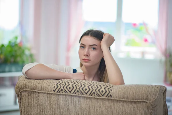 Porträtt av en missnöjd tonåring flicka sitter på en stol — Stockfoto