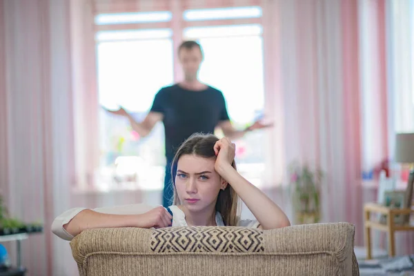 Konflikt zwischen Vater und Teenager-Tochter — Stockfoto