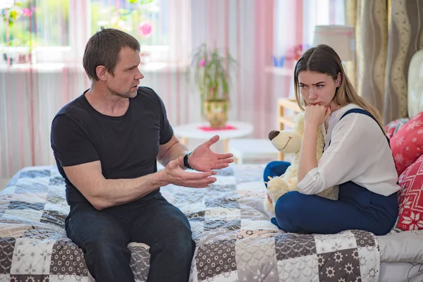 Conflict between father and teenage daughter — Stock Photo, Image