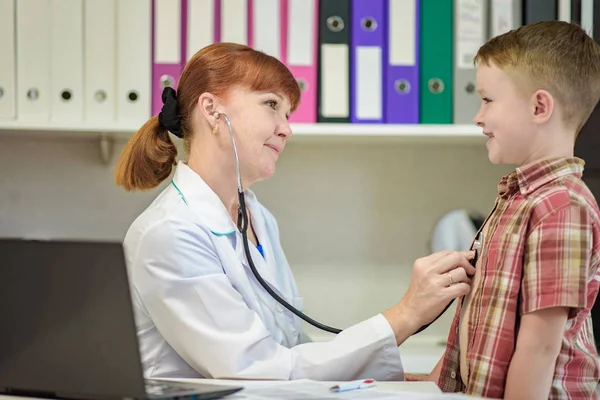 El médico del niño examina al niño . — Foto de Stock