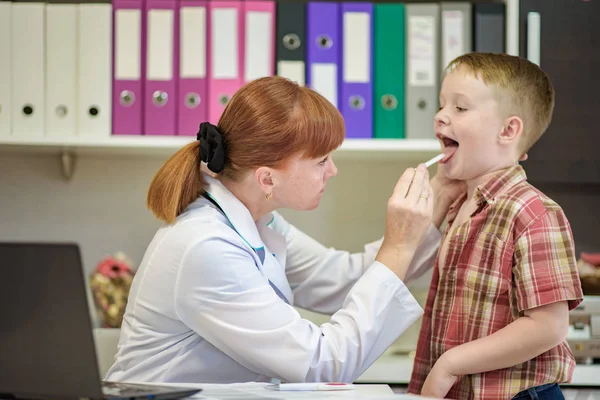 Dziecka lekarz bada chłopca. — Zdjęcie stockowe