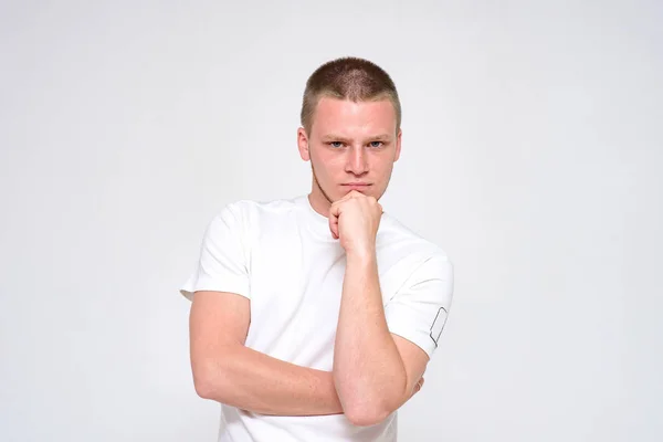 Sobre Esta Necesidad Pensar Retrato Joven Guapo Pensativo Sobre Fondo — Foto de Stock