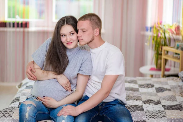 Retrato Belo Casal Jovem Casado Esposa Grávida Marido Eles Sentam — Fotografia de Stock