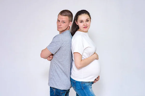 Familjerelationer Porträtt Ung Gift Par Man Och Hustru Kommunicera Studio — Stockfoto