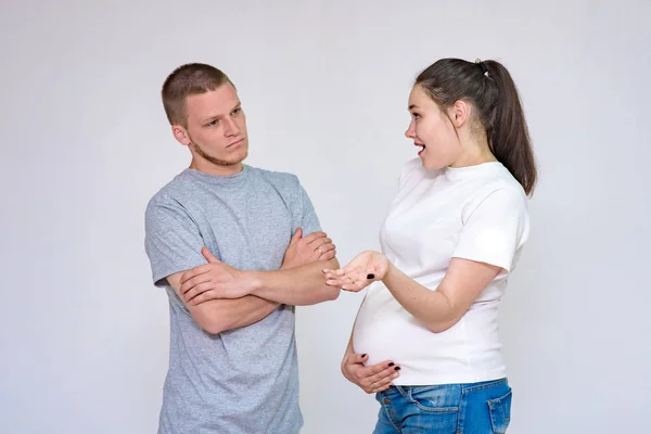 Familienbeziehungen Porträt Eines Jungen Ehepaares Mann Und Schwangere Frau Kommunizieren — Stockfoto