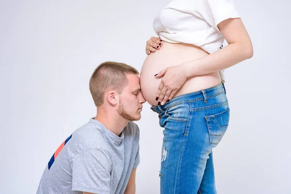 Familienbeziehungen Porträt Eines Jungen Ehepaares Mann Und Schwangere Frau Kommunizieren — Stockfoto
