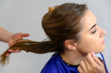 Kuaför kuaföründen bir makyözün stüdyo fotoğrafı. Güzel makyaj ve saç şekilleri yaratıyor, yüz derisini tazeliyor. Profesyonel, özel aletlerle çalışıyor..