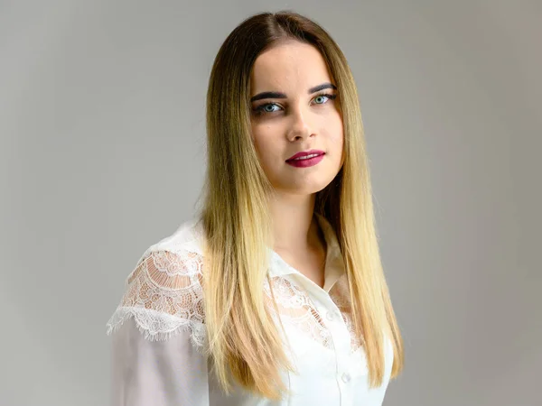 Estudio foto grande retrato de una hermosa chica con el pelo largo y hermoso y excelente maquillaje sobre un fondo gris. Rejuvenecimiento de la piel del rostro . — Foto de Stock