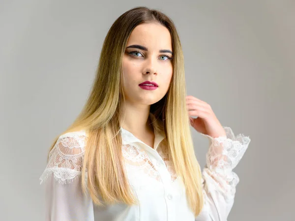 Estúdio grande foto retrato de uma menina bonita com cabelo longo e bonito e excelente maquiagem em um fundo cinza. Rejuvenescimento da pele do rosto . — Fotografia de Stock