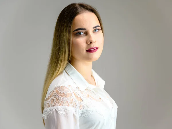 Estúdio grande foto retrato de uma menina bonita com cabelo longo e bonito e excelente maquiagem em um fundo cinza. Rejuvenescimento da pele do rosto . — Fotografia de Stock