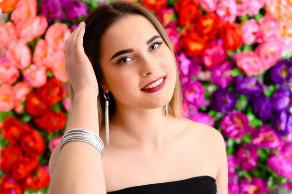 Estúdio grande foto retrato de uma menina bonita com cabelo longo e bonito e excelente maquiagem em um fundo colorido. Ela sorri. . — Fotografia de Stock