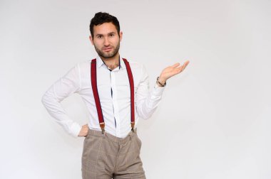Erkek moda konsepti. Beyaz arka planda beyaz gömlek giyen yakışıklı bir erkek modelin portresi. Siyah saçlı. Stüdyo Çekimini Kapat