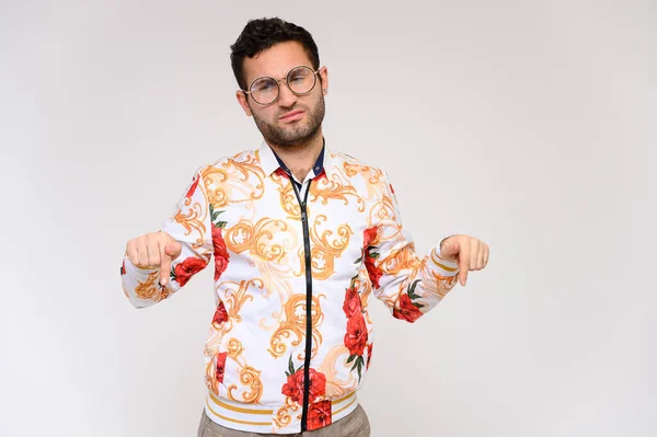 Concepto de moda para hombre. Retrato de un guapo modelo masculino mostrando las manos con una chaqueta floral blanca posando sobre un fondo blanco. Pelo negro. Cerrar Studio Shot — Foto de Stock