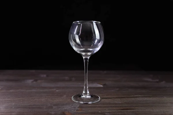 Photo of an empty wine glass. Nice color on a black background. — Stock Photo, Image