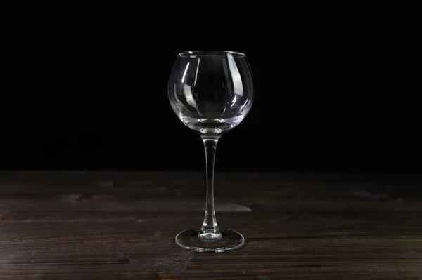 Foto di un bicchiere di vino vuoto. Bel colore su sfondo nero . — Foto Stock