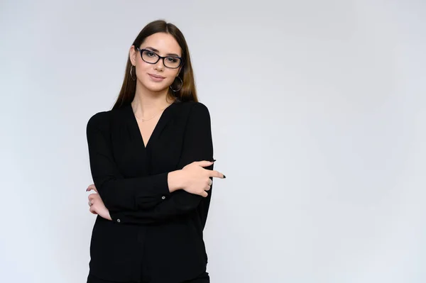 Retrato de cerca de una joven secretaria guapa con el pelo negro largo en un traje de negocios, sobre un fondo blanco. De pie justo delante de la cámara en diferentes poses con emociones . — Foto de Stock